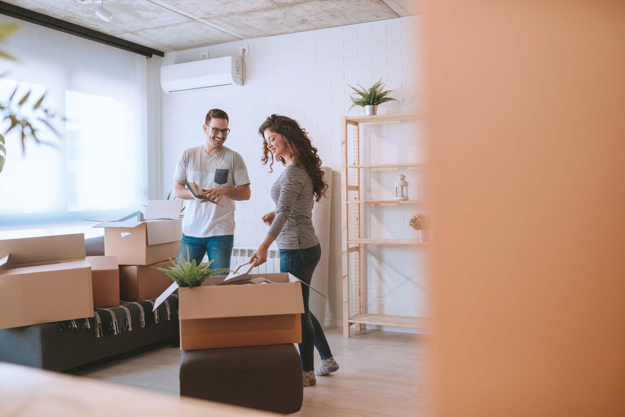 Paar räumt Umzugskisten ein