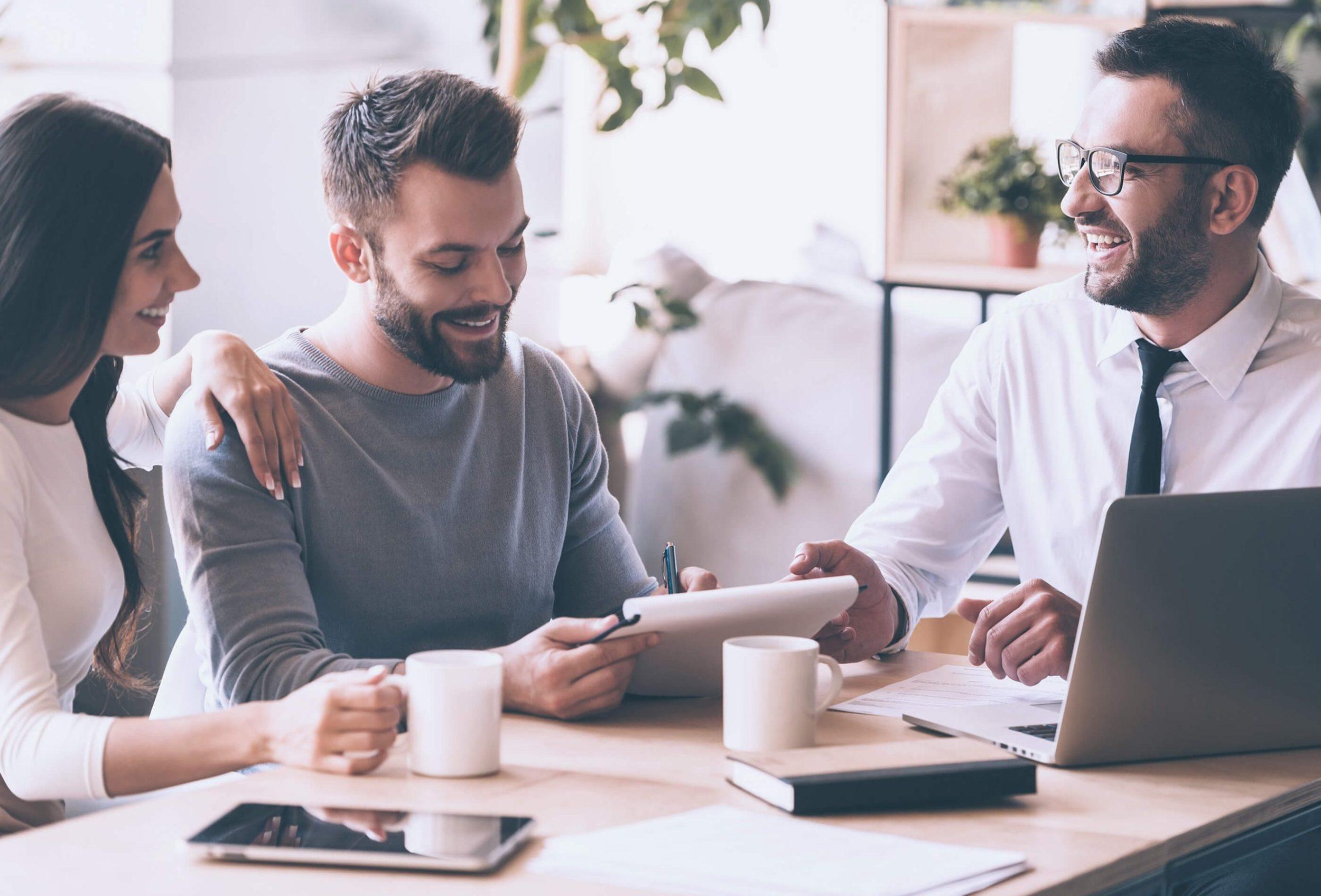 Paar bei Beratungsgespräch