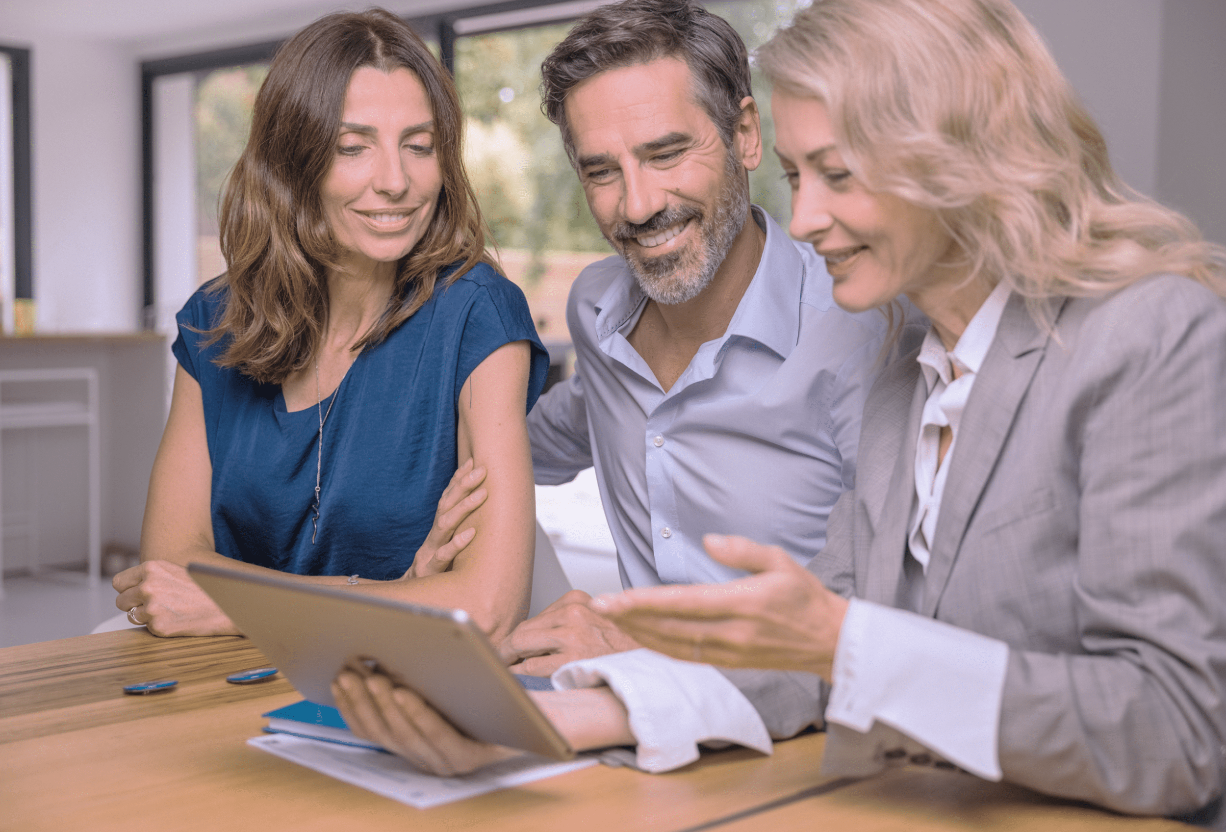 drei Personen arbeiten an einem Tisch