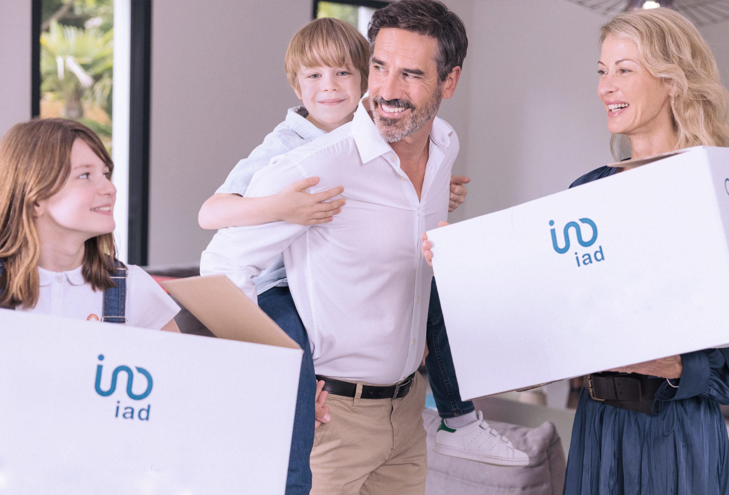 familie mit Umzugskartons