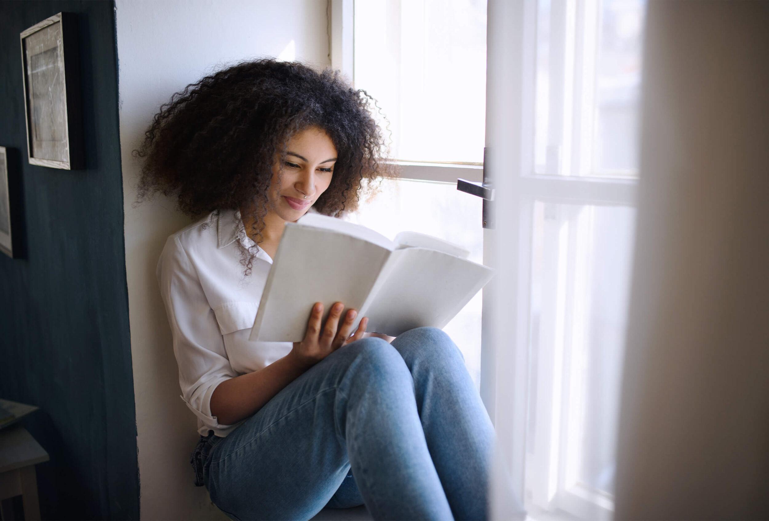 Frau liest in einem Buch