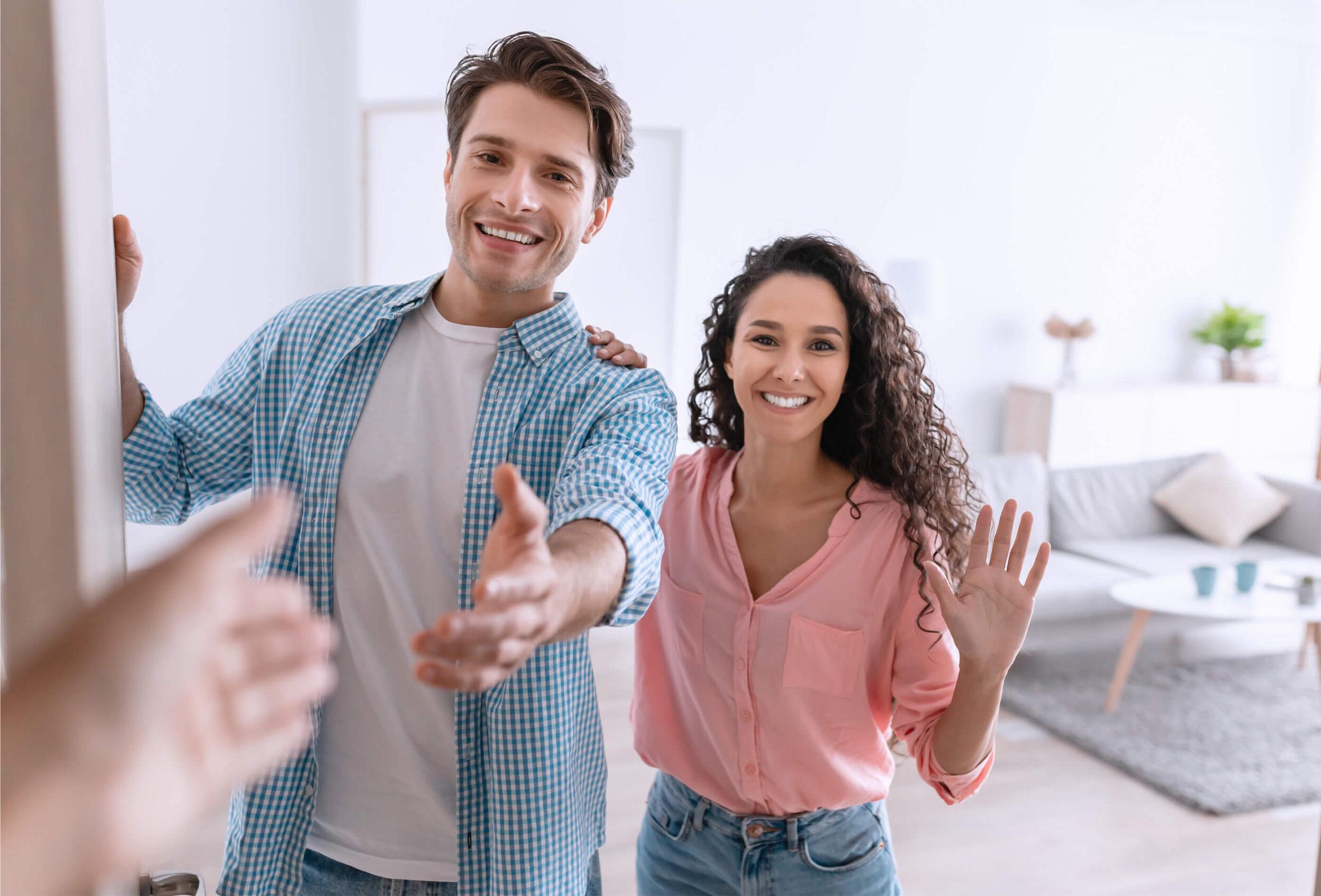 Junges Paar begrüßt die Nachbarschaft