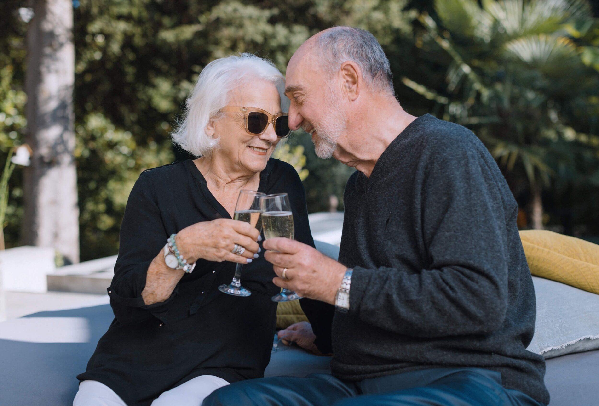 Älteres Paar stößt an