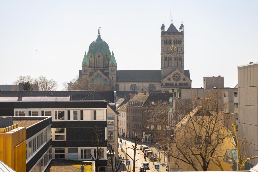 neuss innenstadt blick-auf quirinus munster